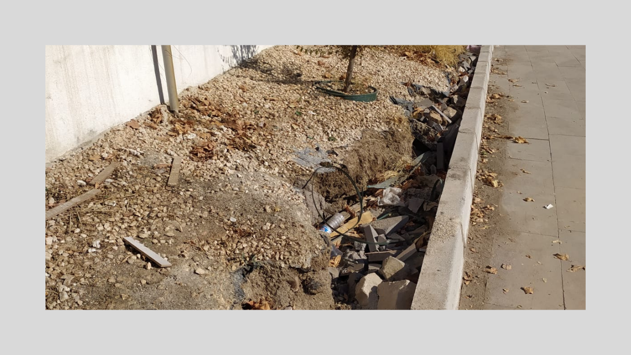 Peyzaj ve Kaldırım Düzenlemesi Beklemeye Devam Ediyor.